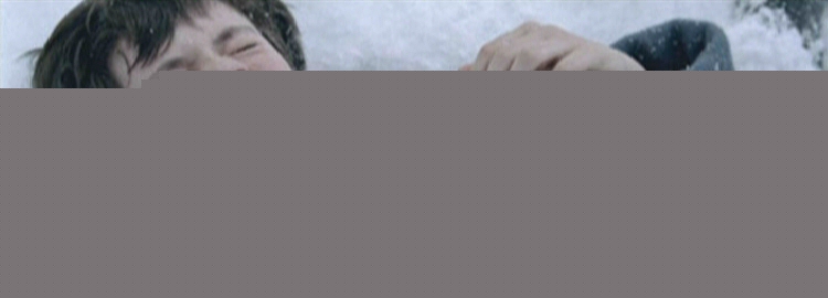 Skandar Riendo en la nieve