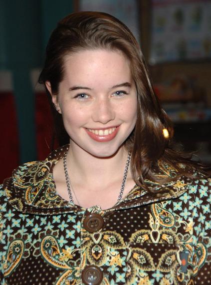 Anna Popplewell con ropa floreada
