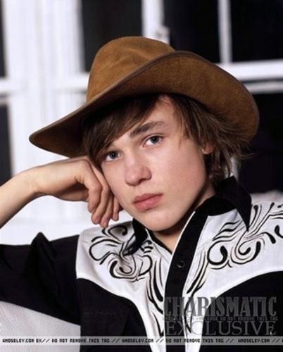 William Moseley con sombrero