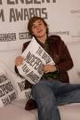 William Moseley abrazando un cojin