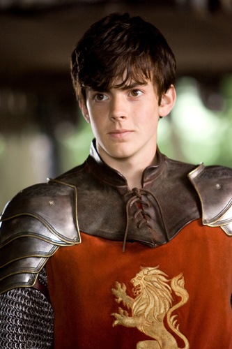 Skandar Keynes como Edmund
