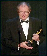 Jim Broadbent recibiendo el Oscar