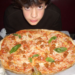 Skandar comiendo pizza