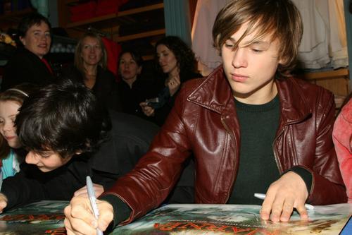 William firmando autografos