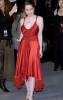 Anna Popplewell con vestido rojo