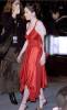 Anna Popplewell con vestido rojo