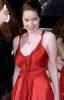 Anna Popplewell con vestido rojo