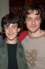 Skandar Keynes y James McAvoy