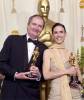 Jim Broadbent junto a Jennifer Connelly en la 74 entrega anual de los premios Oscar; ambos ganadores